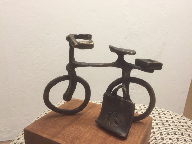 fiets Herdenkingsbeeldje. 
Brons, 20 cm.