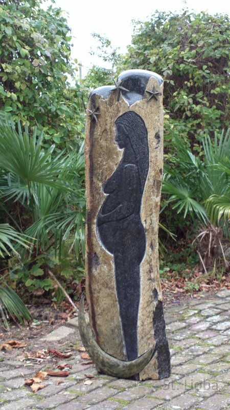 zwangere vrouw  Zwangere vrouw, afgebeeld met de maan onder haar voeten en een krans van sterren boven haar hoofd. 
Bijbelverhaal Openbaring 12  
1.40 m hoog