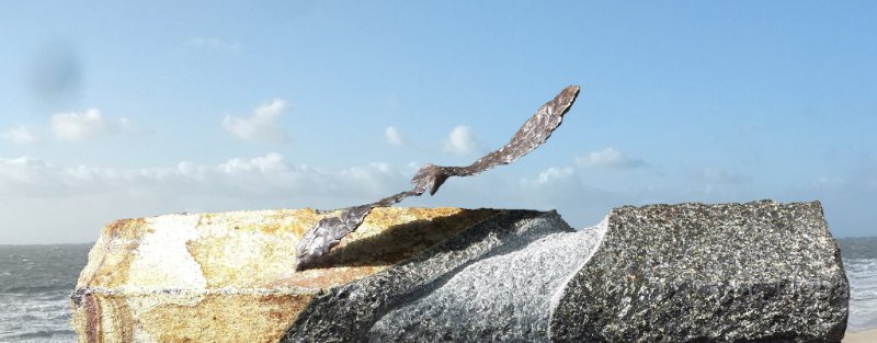 Schepping Gods Geest zweefde over de wateren2 Geest over de wateren. Basalt en brons. Hoogte 40 cm. 