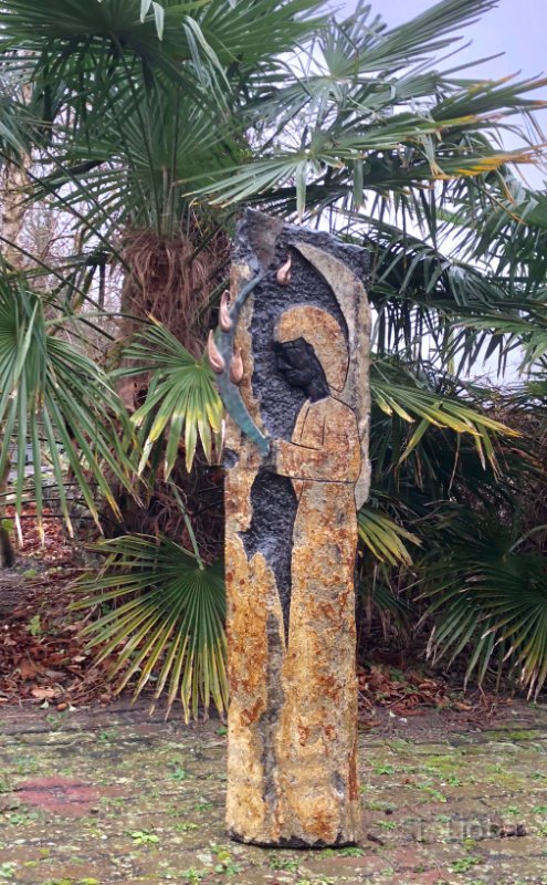 Michael Engel Michael, die de boom van het Leven bewaakt. Basalt 130 cm.