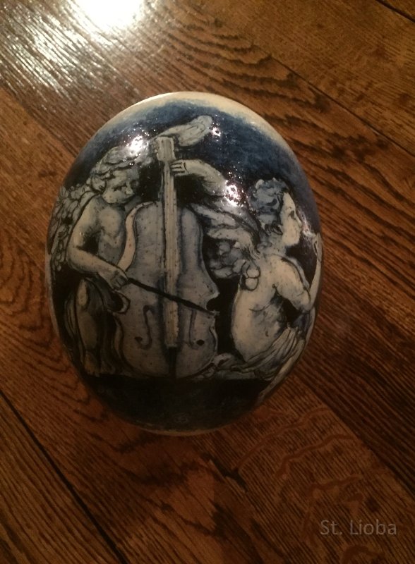 ei Struisvogelei beschilderd. Musicerende engelen.
Hoogte 20cm. 